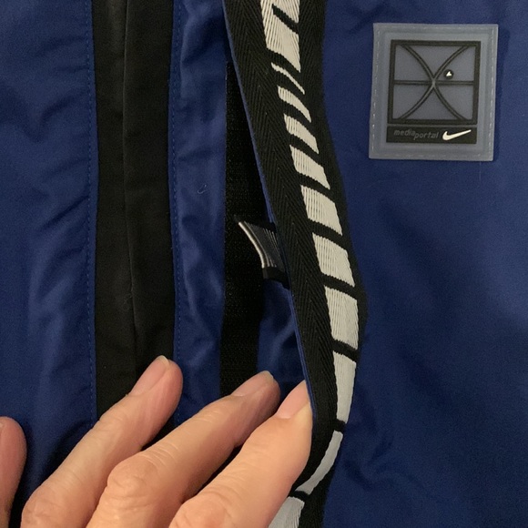 EUC Boys Nike lined rain jacket - Picture 3 of 14